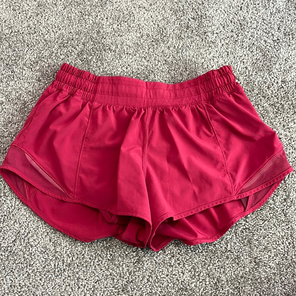 lululemon hotty hot 2.5” shorts